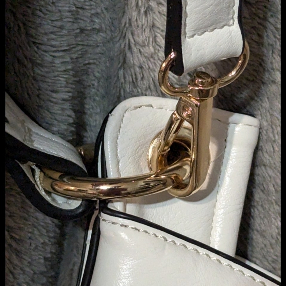 💥 CLEARANCE💥Large white shoulder bag, faux leather,excellent condition,tassels - Picture 8 of 16